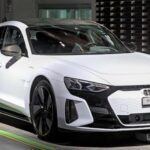 El Audi e-tron GT es el heredero eléctrico del ADN deportivo de Ingolstadt. Con 637 CV en modo boost y tracción total quattro, ofrece un comportamiento dinámico sobresaliente, equilibrando prestaciones con confort. Su autonomía de hasta 383 km lo hace ideal para el uso mixto diario y escapadas de fin de semana.

Dentro, el Audi Virtual Cockpit y el sistema MMI touch response crean una atmósfera tecnológica y premium. Su diseño fluido y sus acabados confirman que este eléctrico es un auténtico Gran Turismo.