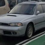 El Subaru Legacy GT Spec.B, producido entre 2006 y 2009, es un verdadero secreto a voces. Con su motor 2.5 turbo de 250 CV y tracción integral, ofrecía prestaciones que pocos esperaban de una berlina sobria. Su baja producción y su excelente comportamiento dinámico lo han convertido en un futuro clásico muy apreciado por los entusiastas de Subaru.
