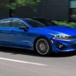 Antes conocido como Kia Optima, el Kia K5 apostó por un diseño agresivo con faros en forma de Z y una estética muy juvenil. A pesar de un motor ágil y una respuesta de conducción decente, el modelo sufre en términos de refinamiento y durabilidad percibida frente a rivales japoneses. Kia dio un paso audaz, pero no terminó de convencer a todos los mercados.