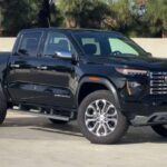 La versión Denali del GMC Canyon combina lujo y rendimiento sobre la plataforma 2.7L turbo-four, entregando 310 hp y 430 lb-ft de torque. Esta camioneta ofrece comodidad premium y tamaño manejable, ideal para quienes quieren primeras experiencias con una pickup sin comprometer estilo ni practicidad.