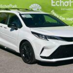 La Toyota Sienna es una minivan que sigue renovándose y es perfecta para familias numerosas. Con opciones de motorización híbrida y diversas versiones de equipamiento, ofrece versatilidad y comodidad, además de una trayectoria comprobada de fiabilidad a largo plazo.