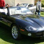 El Jaguar XKR Convertible combina lujo y rendimiento gracias a su motor V8 sobrealimentado y su interior refinado. Este descapotable de alto rendimiento merece más reconocimiento por su equilibrio entre confort, estilo y potencia.
