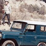 El Nissan Patrol debutó en 1951 con un diseño claramente inspirado en Jeep, aunque pronto se diferenció por su robustez y capacidad para entornos extremos. La serie 60, que se fabricó hasta los años 80, se ganó una reputación global.
Aunque en Estados Unidos tuvo presencia limitada, en mercados como Oriente Medio y Australia es un auténtico icono. Versiones modernas como el Patrol NISMO mantienen viva esa tradición, ofreciendo un rendimiento que rivaliza con cualquier SUV de Jeep.