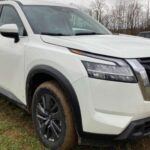 El Nissan Pathfinder ha sido durante décadas un referente en el segmento por su equilibrio entre comodidad y fiabilidad. Perfecto para familias, combina amplitud con un comportamiento en carretera muy sólido.
Los propietarios destacan su resistencia mecánica, con muchos ejemplares rodando durante años sin grandes reparaciones. El Pathfinder 2022 reforzó esta fórmula con un diseño moderno, mejor dinámica y un equipamiento de seguridad completo.