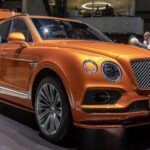 El Bentley Bentayga Speed es la máxima expresión de lujo sobre ruedas. Con un motor W12 de 6.0 litros y 626 caballos, alcanza 306 km/h, situándose entre los SUV más rápidos del planeta.
El habitáculo está confeccionado con materiales de primer nivel, combinando madera, cuero y aluminio en un entorno sofisticado. Un SUV que garantiza confort absoluto sin renunciar a prestaciones descomunales.