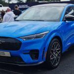 El Ford Mustang Mach-E GT es la prueba de que la electrificación no está reñida con la pasión. Sus dos motores eléctricos suman 480 caballos y lo lanzan de 0 a 100 km/h en 3,5 segundos.
Su comportamiento dinámico es sorprendentemente ágil, con una dirección rápida y un interior cargado de tecnología práctica. Es un SUV que combina diversión, modernidad y eficiencia sin necesidad de gasolina.