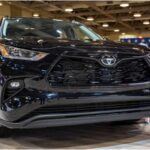El Toyota Highlander 2025 sorprende en el segmento medio con una capacidad de hasta 5.000 libras, especialmente considerando su propuesta híbrida que equilibra rendimiento y eficiencia. Con hasta ocho plazas, múltiples asistentes de seguridad y un paquete de remolque integrado, es ideal para familias que buscan un vehículo económico pero capaz de afrontar viajes con remolque de manera segura.