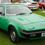 El Triumph TR7 fue apodado sarcásticamente “la forma del futuro” por su diseño angular. Además de ser subpotente, sufrió problemas de control de calidad. Este modelo se convirtió en un símbolo del declive de la industria automotriz británica en los años 70, demostrando que no basta con un diseño llamativo.