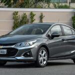 El Chevy Cruze prometía ser el sedán accesible de General Motors, pero terminó con un historial de fiabilidad cuestionable. Sus motores, transmisiones y sistemas de refrigeración sufren fallos recurrentes, especialmente en los modelos de principios de la década de 2010.
Lo peor es que muchas reparaciones superan el valor del propio coche, por lo que invertir en uno usado rara vez compensa frente a alternativas como un Toyota Corolla o un Honda Civic.