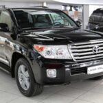 El Toyota i-Road era un eléctrico de tres ruedas extremadamente estrecho que se inclinaba automáticamente en las curvas como una motocicleta, ofreciendo protección similar a la de un coche. Ideal para entornos urbanos congestionados y con espacio reducido, su peculiar funcionamiento generó desafíos regulatorios y requería adaptación de los conductores, lo que impidió su lanzamiento global.