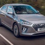 Hyundai ha ganado terreno con modelos modernos y fiables, pero no escapa de la estadística. Sus conductores aparecen con 25,47 incidentes por cada 1.000. Gran parte de las críticas se centran en el Elantra, cuyos usuarios –según la percepción popular– conducen como si todos tuvieran la versión deportiva N. Esto genera frustración en carretera, al dar la sensación de querer exprimir prestaciones que muchos de sus modelos no poseen realmente.