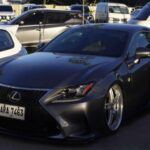 El Lexus RC 350 es una rara avis en su segmento. Combina un diseño afilado, marcado por la imponente parrilla “spindle grille”, con una cabina de primera calidad llena de tecnología y confort. Desde fuera parece tan exclusivo como modelos mucho más caros, pero con la fiabilidad y la precisión japonesa como valor añadido. Un coupé que sorprende tanto por su estética como por su relación calidad-precio.