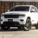 A pesar de ser una opción popular para el uso en terrenos difíciles, el Jeep Grand Cherokee ha sido excluido de las flotas federales por no cumplir con los nuevos estándares de eficiencia. Los modelos entre 2015 y 2020 fueron los más afectados, ya que no se ajustaban a los mandatos ambientales actualizados.

El retiro del Grand Cherokee resalta la creciente importancia de los vehículos ecológicos en las operaciones gubernamentales. La eliminación de modelos como este marca un paso hacia un futuro más sostenible, impulsando la adopción de opciones más responsables con el medio ambiente.