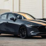El Mazda Mazda3 se destaca por su excelente relación calidad-precio y bajo costo de mantenimiento. Con un costo estimado de $5,700 a lo largo de los primeros 10 años y un costo anual de $433, el Mazda3 se posiciona como una opción accesible para quienes buscan un auto económico y divertido de manejar.

Este modelo es perfecto para quienes desean un vehículo de bajo costo operativo que no solo sea eficiente, sino que también ofrezca una experiencia de conducción dinámica. Las versiones más potentes, como el Mazda3 Turbo, son ideales para los entusiastas del volante sin gastar una fortuna en mantenimiento.