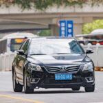 Modelos consolidados como el Toyota Camry sufren en un mercado saturado de alternativas. Aunque destacan por fiabilidad y confort, los consumidores prefieren cada vez más la versatilidad de los SUV. Además, el auge de las opciones híbridas y eléctricas contribuye a que estos sedanes pierdan terreno y valor de reventa.