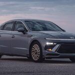 El Hyundai Sonata es un sedán que combina asequibilidad, comodidad y seguridad, lo que lo convierte en una excelente opción para personas mayores que desean un coche práctico y económico. El Sonata ofrece una conducción suave y asientos con un buen soporte, ideales para viajes largos sin causar molestias.

Las características de seguridad estándar, como el monitoreo de punto ciego, la prevención de colisiones frontales y el asistente de mantenimiento de carril, están diseñadas para ayudar a evitar accidentes y mantener al conductor seguro en todo momento. Además, Hyundai es conocida por sus garantías excepcionales, lo que puede proporcionar una mayor tranquilidad a largo plazo.