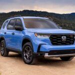 Precio de venta sugerido por el fabricante a partir de 2025: $41,695

El Honda Pilot es otra opción confiable para familias que buscan durabilidad y un vehículo que se mantenga en buenas condiciones durante años. Uno de sus puntos fuertes es el paquete Honda Sensing, que incluye un conjunto completo de características de seguridad como frenado automático de emergencia, alerta de cambio de carril y control de crucero adaptativo.

Musson destaca que el Pilot tiene una depreciación lenta, lo que significa que perderá menos valor a lo largo de los años en comparación con otros SUVs. Este es un factor importante si planeas mantener el vehículo a largo plazo o si planeas ponerle muchas millas cada año.