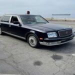 El Toyota Century es el modelo de lujo de la marca, pero con una producción limitada fuera de Japón y una estética algo anticuada, este coche nunca logró atraer a una gran audiencia. La lentitud del motor y la dificultad para conseguir repuestos lo convirtieron en una opción más problemática que lujosa. Para aquellos que buscaban un vehículo de lujo, el Century se percibió como un coche que no cumplió con las expectativas y que fue más molesto que valioso.