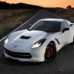 La generación C7 del Chevrolet Corvette es un referente en cuanto a coches deportivos americanos. Con una potencia impresionante, especialmente en los modelos Z06 y ZR1, el C7 ha sido un coche que ha dejado huella en el mundo del motor. El Corvette Stingray base, con su transmisión manual, es un modelo que, si bien no es el más potente, ha sido muy apreciado por su rendimiento y manejo impresionante.

Las versiones de edición limitada como la Grand Sport Collector Edition o la Carbon 65 Edition también se destacan por su exclusividad y ya están alcanzando precios elevados. Si estás buscando una buena inversión, los modelos manuales y con menos kilometraje son las mejores apuestas. Aunque los precios pueden no subir rápidamente, con el tiempo, los Corvettes de esta generación serán muy codiciados.