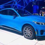 El Ford Mustang Mach-E GT es una de las opciones más emocionantes dentro de los SUVs eléctricos deportivos. Con dos motores eléctricos que generan 480 caballos de fuerza, este SUV acelera de 0 a 100 km/h en solo 3.5 segundos. Su manejo preciso y la capacidad de respuesta de la dirección lo convierten en un SUV extremadamente divertido de conducir, con la misma sensación que se experimenta en un deportivo. Además, su interior moderno y lleno de tecnología avanzada garantiza una experiencia de conducción cómoda y entretenida. Con su combinación de rendimiento, innovación y estilo, el Mach-E GT está a la altura de los mejores deportivos eléctricos.