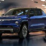 La Chevrolet Silverado EV es una camioneta eléctrica que ha generado bastante expectación, pero que ha encontrado muchos obstáculos en su camino. Aunque sus especificaciones son impresionantes, con una autonomía de hasta 640 km, el Silverado EV aún no ha logrado convencer a los compradores. Uno de los principales problemas es la falta de familiaridad con la tecnología eléctrica en camionetas, ya que muchos conductores de pickups prefieren los motores a combustión por su mayor capacidad de carga y su familiaridad. Además, la Silverado EV aún está en una etapa de lanzamiento, lo que significa que muchos posibles compradores prefieren esperar a ver cómo se comporta en el mercado antes de comprometerse a una compra.