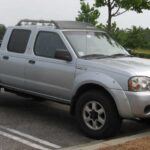 La Nissan Frontier de los años 2005 a 2010 ha sido famosa por sus fallos de transmisión, causados por un defecto de fabricación en el radiador que permite la contaminación del fluido de transmisión con anticongelante. Esto ha llevado a deslizamientos de marchas y a fallos completos de la transmisión, lo que hace que muchos propietarios de este modelo se arrepientan profundamente de su compra. Aparte de estos problemas con la transmisión, los propietarios también han reportado fallos en el motor y la cadena de distribución, lo que ha aumentado significativamente los costos de mantenimiento y reparación. Lo que inicialmente parecía ser una camioneta confiable y robusta se convirtió en una carga costosa para muchos.