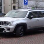 El Jeep Renegade, aunque parece una opción atractiva para quienes buscan un SUV compacto, tiene muchos puntos débiles en cuanto a fiabilidad. Al compartir componentes con los SUV de Fiat, que no son conocidos por su durabilidad, el Renegade ha mostrado ser propenso a fallos graves, sobre todo en la transmisión automática, que puede fallar incluso con pocos kilómetros. Además, problemas con los sistemas eléctricos y el motor son bastante comunes, lo que eleva significativamente los costos de reparación. Este modelo, aunque asequible en su compra, puede resultar una carga financiera debido a sus costosos problemas mecánicos.