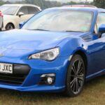 El Toyota 86 y el Subaru BRZ demostraron que no es necesario tener una gran potencia para divertirse al volante. Desde 2017 hasta 2020, estos deportivos ofrecieron una maneja precisa, un chasis ligero y un motor horizontally-opposed de 4 cilindros que se mantiene fiable si te encargas de los líquidos correctamente. A diferencia de los autos deportivos más antiguos, estos todavía son lo suficientemente jóvenes para encontrar unidades en buen estado. Solo asegúrate de que se haya gestionado el recall de los resortes de válvula, revisa el ruido de la bomba de combustible y observa el desgaste del embrague en las versiones manuales. Si lo mantienes lo más original posible, este coche te proporcionará años de conducción juguetona y confiable.