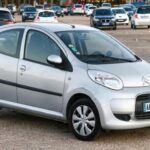 El Citroën C1, fruto de una colaboración entre PSA Peugeot Citroën y Toyota, es un excelente ejemplo de cómo la fiabilidad de Toyota puede transformar un coche urbano económico. Con el motor de 1.0 litros de Toyota bajo el capó, el C1 fue un hatchback compacto ideal para la ciudad, ofreciendo fiabilidad y bajo coste de mantenimiento. Durante 17 años de producción, el C1 consolidó su lugar como un coche urbano económico que, a pesar de no tener grandes pretensiones, destacaba por su durabilidad y bajo consumo.