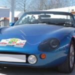 El TVR Griffith de 1995 destacó por su potencia y diseño minimalista, pero carecía de los equipos de seguridad necesarios para las carreteras estadounidenses. Esta ausencia de elementos como sistemas de retención y airbags lo hizo ilegal para importar y registrar en EE. UU.