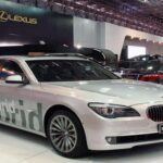 El BMW ActiveHybrid 7 combinaba un motor V8 biturbo con tecnología híbrida, creando una berlina de lujo que prometía eficiencia, pero en realidad no era tan eficiente como se esperaba. A pesar de su elevado precio y las expectativas de ahorro de combustible, la complejidad añadida de su sistema híbrido aumentaba significativamente los costos de mantenimiento. Los problemas comunes incluían fallos en los sistemas de batería y la costosa reparación de sus componentes híbridos. A pesar de ser un vehículo de lujo, no ofrecía una mejora significativa en la eficiencia de combustible y los propietarios a menudo se enfrentaron a facturas de reparación considerables.