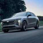 La marca de lujo de General Motors, Cadillac, ha luchado para mantener su fiabilidad en 2025, a pesar de su crecimiento en el mercado de vehículos eléctricos. El Cadillac Lyriq, el primer modelo completamente eléctrico de la marca, ha sido uno de los más problemáticos, especialmente debido a fallos en la batería y la necesidad de actualizaciones de software.

Con una puntuación de 27/100 en fiabilidad, Cadillac ocupa el puesto 21 de las 22 marcas analizadas en el estudio. Aunque la marca ha invertido fuertemente en la electrificación de su línea, los problemas técnicos con sus modelos eléctricos han afectado su fiabilidad general. Para aquellos que buscan un coche de lujo confiable, Cadillac aún tiene mucho que mejorar.