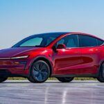 El Tesla Model Y 2026 es un SUV eléctrico popular que ha recibido buenas críticas por su autonomía y tecnología. Sin embargo, presenta algunas características que podrían hacerlo menos adecuado para los jubilados.

A pesar de su autonomía de hasta 357 millas y su atractivo diseño, el Model Y presenta algunos inconvenientes que podrían afectar la comodidad de los conductores mayores. La suspensión rígida puede resultar incómoda, especialmente en viajes largos, y la dependencia de la pantalla táctil para el control de muchas funciones puede resultar frustrante para aquellos que prefieren controles físicos. Además, el Model Y ha descontinuado la opción de tercer asiento en la fila para el modelo 2026, lo que limita su versatilidad para quienes necesiten más espacio para familiares o amigos.