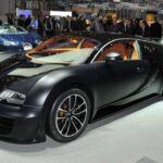 El Bugatti Veyron, lanzado en 2005, no es solo un coche, es una obra maestra de ingeniería. Con un motor W16 de 4 turbos que produce más de 1,000 caballos de fuerza, el Veyron rompió récords de velocidad, alcanzando más de 400 km/h.

Este superdeportivo no solo destaca por su impresionante rendimiento, sino también por su lujoso interior y el nivel de detalle en su fabricación. Aunque se produjo en cantidades limitadas, el Veyron sigue siendo el pico de la innovación y el rendimiento automotriz, representando lo máximo en términos de velocidad, lujo y exclusividad. Es, sin lugar a dudas, un referente de Bugatti en el mundo de los supercoches.