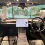 El diseño interior de los vehículos Tesla ha sido revolucionario, caracterizándose por un estilo minimalista y limpio, con líneas sencillas y una consola central sin botones físicos. Este enfoque ha sido imitado por otras marcas como Lucid Motors y Rivian, que también apuestan por una estética sencilla y funcional.

Este diseño no solo crea una sensación de espacio y amplitud en el interior del vehículo, sino que también favorece la funcionalidad y la simplicidad. Al reducir al mínimo los controles físicos, Tesla ha marcado el camino hacia un interior más adaptable y futurista, alineado con las tendencias tecnológicas que dominan la industria automotriz.