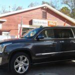 El Cadillac Escalade ha sido sinónimo de lujo y estilo durante años. Su motor V8 es uno de los más robustos en la industria automotriz, conocido por superar las 500.000 millas sin perder su fiabilidad. El Escalade no solo se destaca por su elegancia y confort, sino también por su capacidad para mantener un rendimiento excepcional durante toda su vida útil. Gracias a su construcción de motor de alta calidad, el Escalade es una excelente opción para aquellos que buscan un SUV duradero con un diseño impresionante.