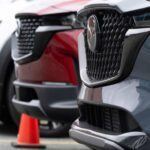 El Mazda CX-90 2025 es un SUV de tres filas que se presenta como una opción atractiva para quienes buscan estilo y espacio. Con un precio inicial de $38,045, ofrece un diseño refinado y un interior espacioso. Sin embargo, el modelo tiene problemas importantes en su sistema de pantalla del cluster de instrumentos, que presenta fallos de funcionamiento. Esta deficiencia de software puede desactivar funciones críticas como los desempañadores, las advertencias de cinturones de seguridad y la visión de 360 grados. Estos fallos de tecnología pueden comprometer la experiencia de conducción y la seguridad del vehículo.
