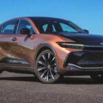 El Toyota Crown es uno de los nombres más longevos y respetados de la marca. Con su 16.ª generación, Toyota decidió reinventarlo y llevarlo a un nuevo terreno, con versiones que van desde sedanes tradicionales hasta SUV estilizados. Mantiene su reputación de coche ejecutivo, pero añade un diseño moderno y una amplia gama de motorizaciones, incluidas opciones híbridas. En Japón, el Crown siempre ha sido símbolo de estatus y prestigio, y esta generación busca combinar esa herencia con un lenguaje de diseño más global.