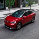Volkswagen apuesta fuerte con su plataforma MEB y más de 30 modelos eléctricos proyectados hasta 2025. Modelos como el Porsche Taycan Turbo S alcanzan 750 CV y 0 a 100 km/h en 2,6 segundos, mientras que el Audi e-tron GT ofrece lujo y practicidad. Para el mercado general, el VW ID.4 combina autonomía de 443 km con precios accesibles, y su red de carga Electrify America promete expansión a 10.000 estaciones. VW busca competir en todos los segmentos de precio y volumen, un enfoque distinto al premium de Tesla.