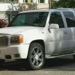 El Escalade combina motores V8 fiables y diseño icónico, pero su mantenimiento anual promedio es de $1,007, según RepairPal. Modelos de primera generación, vendidos actualmente por menos de $15,000, pueden parecer una ganga, pero incluso tareas simples como reemplazar una manguera del calefactor pueden superar los $1,000 en taller, desdibujando la sensación de ahorro.