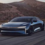 Con más de 1.200 caballos y prestaciones espectaculares, el Lucid Air Sapphire es un eléctrico pensado para impresionar. Sin embargo, su precio de seis cifras lo coloca en un terreno donde Tesla, Porsche o Mercedes-Benz ofrecen opciones más equilibradas. Aunque es un escaparate tecnológico, su coste desorbitado lo convierte en un capricho inaccesible y poco racional.