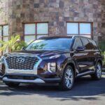 El Hyundai Palisade parecía llegar para redefinir lo que un SUV mediano debía ser, con un interior de corte casi premium y una gran dotación tecnológica. Sin embargo, los problemas de producción iniciales (incluidos malos olores en algunos acabados) y un comportamiento en carretera menos refinado que sus rivales lo han lastrado. La imagen de lujo no siempre se corresponde con la experiencia real de uso, y eso le resta puntos frente a su competencia directa.