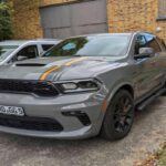 El Dodge Durango impresiona por su potencia y la opción de montar motores V8, pero detrás de esa fuerza se esconde un modelo envejecido. Su plataforma lleva años sin renovarse y las predicciones de fiabilidad para 2025 son negativas. A eso se suma un alto coste de mantenimiento en las versiones de mayor rendimiento.