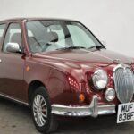 Aunque el Mitsuoka Viewt de 1993 no es tan conocido como otros coches de lujo japoneses, su estilo clásico inspirado en el Jaguar MK2 lo convierte en un modelo único. Basado en el Nissan March, este coche compacto fue diseñado para ofrecer lujo accesible, con asientos de cuero y ruedas de alambre opcionales. A pesar de su tamaño más pequeño, el Viewt ofreció una elegante combinación de lujo y estilo retro que lo convirtió en un automóvil distintivo en su época. Su diseño atípico y su capacidad de ofrecer lujo a un precio más accesible lo convierten en un coche interesante para aquellos que buscan algo diferente en el mercado japonés de lujo.