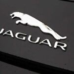 Jaguar ha sido sinónimo de lujo británico y motores rugientes, pero su futuro en EE. UU. parece incierto. En 2024, la mayoría de sus modelos, como el XE, XF, F-Type, E-Pace e I-Pace, fueron descontinuados, dejando solo al F-Pace —aunque este también está en tiempos prestados. Jaguar está intentando una transición completa a EVs, pero su plan es inestable y arriesgado. Su primer EV, un GT de cuatro puertas con un precio superior a los 125,000 dólares, es una apuesta arriesgada para una marca que aún no ha establecido una sólida reputación en el mercado de vehículos eléctricos. El intento fallido de rebranding, con un nuevo logo y eslóganes mal ejecutados, solo empeoró la situación. La reducción drástica de concesionarios y los problemas de calidad y software agravan la crisis de identidad de Jaguar.