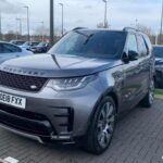 El Discovery Sport de Land Rover destaca por su capacidad de off-road, pero su enfoque en la aventura viene a costa de la refinación. La calidad interior se siente anticuada, y los problemas de fiabilidad continúan siendo una preocupación para muchos usuarios. Aunque puede atraer a quienes buscan un vehículo aventurero, los compradores de lujo que esperan un diseño sofisticado y una experiencia de conducción de alta gama se sentirán decepcionados. Este SUV tiene el potencial para las aventuras al aire libre, pero no cumple con los estándares de lujo en cuanto a comodidad diaria y tecnología avanzada.