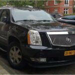 El Cadillac Escalade EXT quiso unir el lujo de la marca con la practicidad de una camioneta pickup. El resultado fue un SUV alargado con una caja trasera que parecía añadida a última hora. Aunque ofrecía equipamiento de primera, su diseño desproporcionado y su identidad confusa terminaron jugando en su contra.