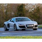 El Audi R8 es uno de los superdeportivos más icónicos de los últimos tiempos, pero su precio elevado y su carácter de coche de nicho impidieron que fuera un éxito de ventas. A pesar de recibir elogios por su rendimiento y diseño, su elevado costo y la falta de espacio interior en comparación con rivales como el Porsche 911 lo hicieron inaccesible para muchos. En 2024, se vendieron solo 1,471 unidades, lo que refleja la limitación de su mercado objetivo.
