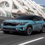 Precio base: $24,690
El Kia Seltos ofrece una excelente relación calidad-precio, con una opción de motor de 146 caballos de fuerza o un motor turboalimentado de 195 caballos de fuerza. Este SUV subcompacto destaca por su impresionante espacio interior, especialmente en el asiento trasero, y su gran capacidad de carga de 26.6 pies cúbicos. Además, el Seltos incluye tecnología avanzada como una pantalla táctil estándar de 8 pulgadas y, como opción, pantallas panorámicas duales de 10.25 pulgadas. También cuenta con tracción integral y una suite de seguridad completa, incluyendo el Lane Keeping Assist y el Auto Emergency Braking.