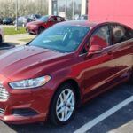 El Ford Fusion fue un modelo muy popular hasta que Ford decidió dejar de fabricar sedanes en América, lo que afectó gravemente su valor de reventa. Los jubilados que invirtieron en un Fusion nuevo antes de su discontinuación ahora se encuentran con un vehículo que vale mucho menos de lo que esperaban. Además, las reparaciones se han vuelto más costosas debido a la escasez de piezas, lo que hace que el Fusion sea una opción menos atractiva para aquellos que buscan comodidad y bajo costo de mantenimiento.